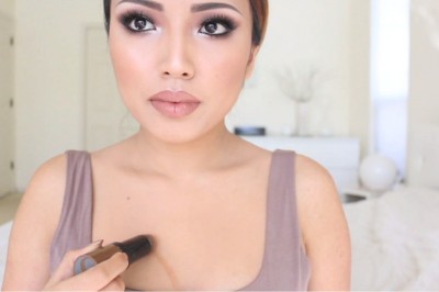 Narysowała na piersiach dwie kreski w kształcie V! Gdy skończyła jej biust wyglądał niesamowicie!