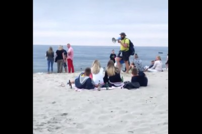 „Nie chce mi się tego k*rwa nosić!” Najlepszy sprzedawca kukurydzy na plaży w Unieściu