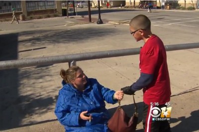 Niesamowity czwartoklasista własnoręcznie przygotowuje i wręcza paczki dla bezdomnych! 