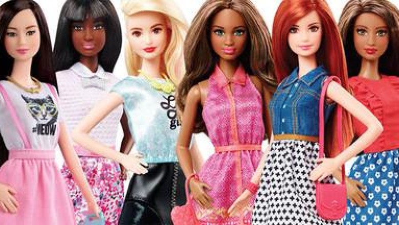 Nowa Barbie na płaskim obcasie i w dodatku brunetka.