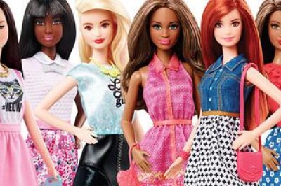 Nowa Barbie na płaskim obcasie i  w dodatku brunetka.