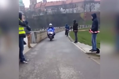 O krok od tragedii na krakowskich bulwarach! Tak nasza policja radzi sobie na motocyklach!