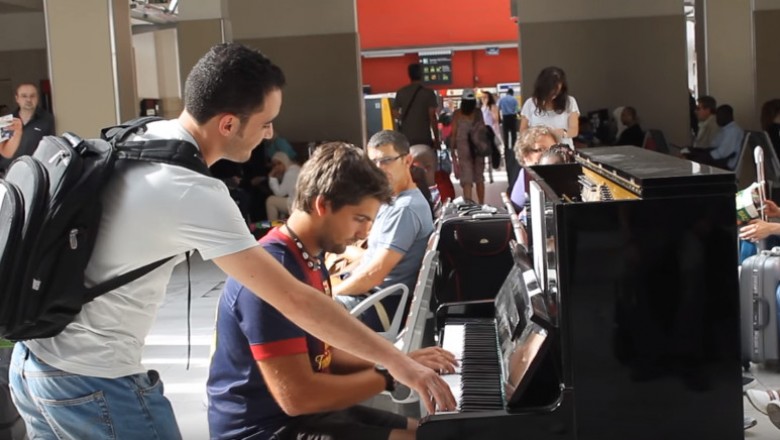 Obcy facet podszedł do pianisty! Po chwili dali koncert na środku paryskiego dworca!