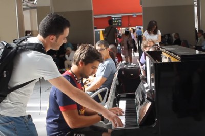 Obcy facet podszedł do pianisty! Po chwili dali koncert na środku paryskiego dworca! 