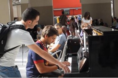 Obcy facet podszedł do tyłu do pianisty! Ludzie na dworcu stawali jak wryci widząc co oni robią! 