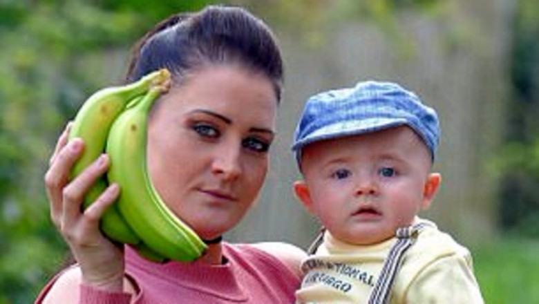 Obierała zwykłego banana gdy na jej ręce pojawiło się nagle pełno małych pająków! Musiała uciekać!