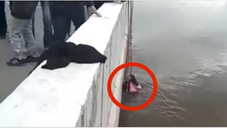 Ojciec bezskutecznie próbuje ratować dwie tonące córki! Jest zaskoczony gdy widzi kto mu pomaga!