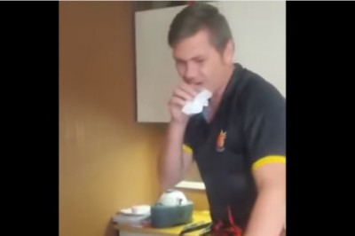 Ojciec zmienia dziecku pieluszkę! Kiedy poczuł, że jest pełna jego żołądek nie wytrzymał! 