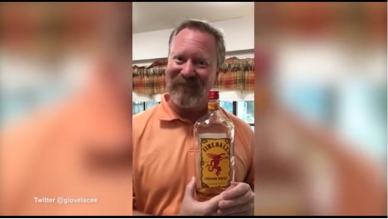 Ojciec znalazł butelkę alkoholu w szafce nastoletniej córki! Nie uwierzysz co miał jej do powiedzenia!