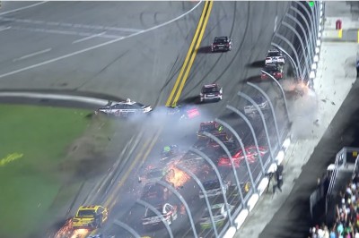 Olbrzymi karambol na torze wyścigowym. Ujęcia mrożące krew.