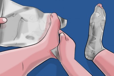 Owinęła swoje stopy folią aluminiową! Po jednej godzinie efekt był zaskakujący! Musisz spróbować!