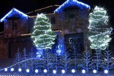 Ozdobił cały dom lampkami które świecą w rytm piosenki z Krainy Lodu! Olaf był zachwycony ;-)