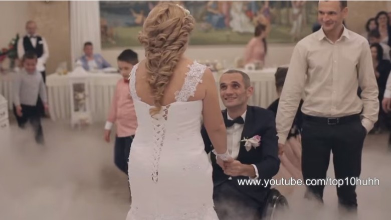 Panna młoda miała łzy w oczach gdy próbował wstać z wózka podczas ich pierwszego tańca!