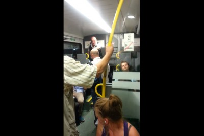 Pasażer dostał w twarz od konduktora przy próbie kupna biletu! Awantura w pociągu Kolei Mazowieckich!