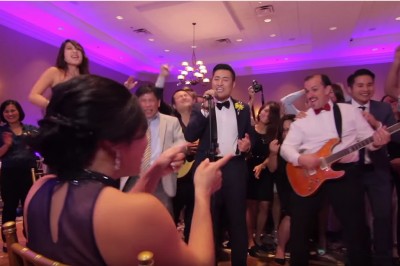 Państwo młodzi poprosili gości o występ w ich muzycznym wideo ze ślubu. Efekt? Musisz zobaczyć! 