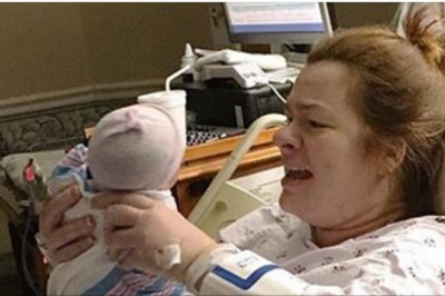 Pielęgniarka podaje matce jej noworodka! Kiedy ta patrzy w jego usta widzi krew i jest przerażona! 