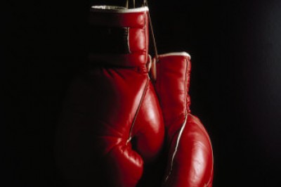 Pijani mężczyźni kontra gruszka bokserska