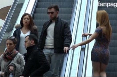 Piękna kobieta w mini podrywa faceta w centrum handlowym! Reakcja jego żony jest idealna!