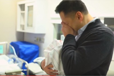 Po 9 latach starań o dziecko skorzystali z adopcji! Ich reakcja gdy wzięli je na ręce...Plącze! 