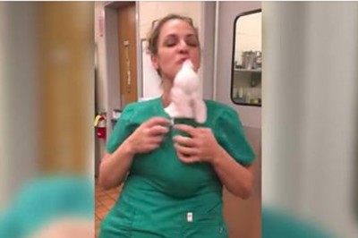 Po urodzeniu ślepego i głuchego szczeniaka matka go porzuca! Jego reakcja na dotyk weterynarza wzrusza!