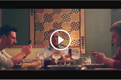 Podczas obiadu synowie cały czas gapili się w swoje komórki! Zobacz jak genialnie tata dał im nauczkę!