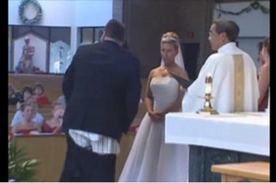 Podczas składania przysięgi przed ołtarzem świadkowi opadają spodnie! Reakcja panny młodej...