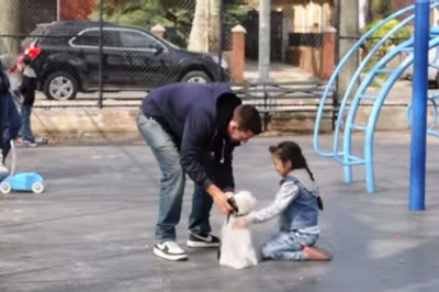 Podszedł do obcej dziewczynki na placu zabaw. Po chwili zgodziła się iść z nim do auta. 