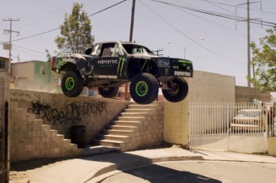 Pokaz hardkorowej jazdy Monster Carem po meksykańskim mieście.