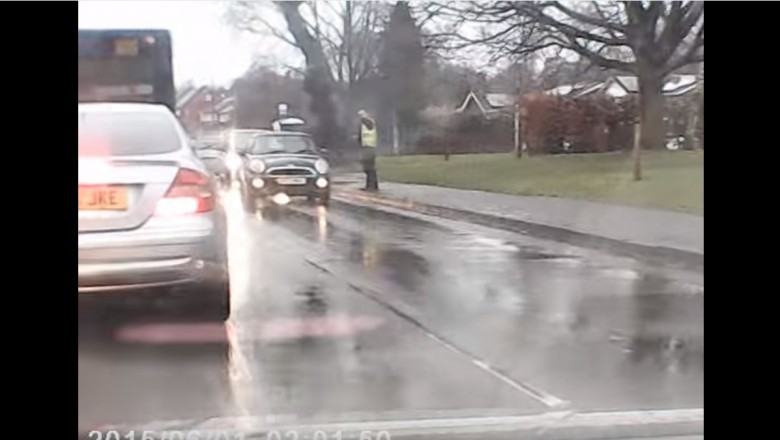 Policjant kierował ruchem w strasznej ulewie! To co zrobił kierowca mercedesa przywraca wiarę w ludzi!