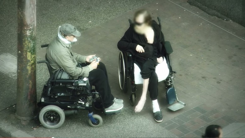Policjant w przebraniu niepełnosprawnego próbował złapać złodzieja. Reakcja przechodniów zszokowała wszystkich.