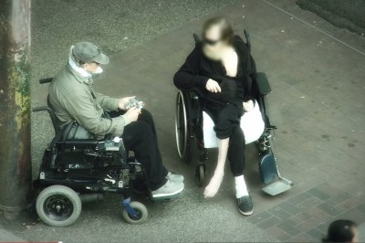 Policjant w przebraniu niepełnosprawnego próbował złapać złodzieja. Reakcja przechodniów zszokowała wszystkich.