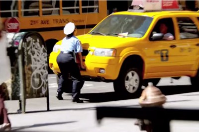 Policjantka własnoręcznie przestawia źle zaparkowane auto. Mega akcja! 