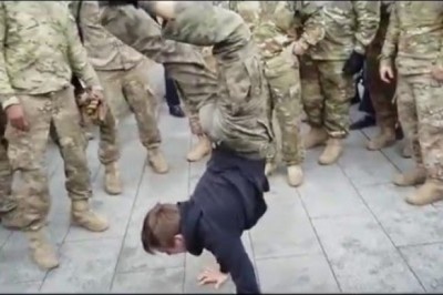 Polski nastolatek zaskoczył amerykańskich żołnierzy robiąc pompki stojąc na rękach! 