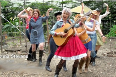 Postanowiły udowodnić, że starsze kobiety nadal potrafią cieszyć się życiem! Zrobiły to cudownie! 