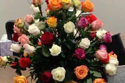 Poznała niesamowitą historię dlaczego koleżanka dostawała kwiaty od męża! Prawda była niesamowita!