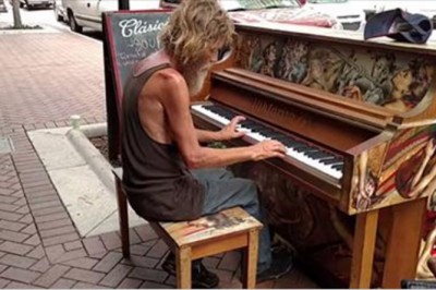 Pozwolił bezdomnemu zagrać na pianinie! Jego niezwykły występ zaszokował przechodniów!