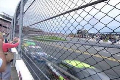 Prawie ją zwaliło z nóg! Tak to wygląda gdy podejdziesz za blisko do bandy na wyścigach Nascar!