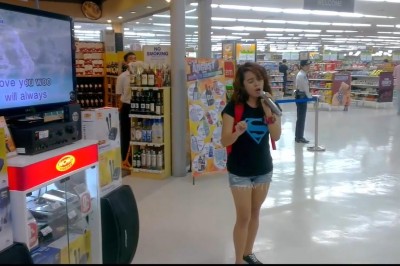 Przypadkowa dziewczyna w supermarkecie zaczyna śpiewać! Ludzie słysząc jej głos przystają w miejscu! 