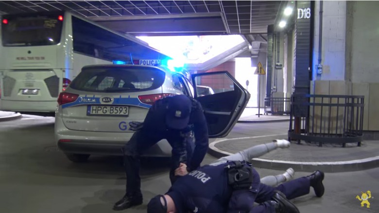 Płacisz albo wzywam policję! Wardęga rzucony na glebę i aresztowany w Krakowie!