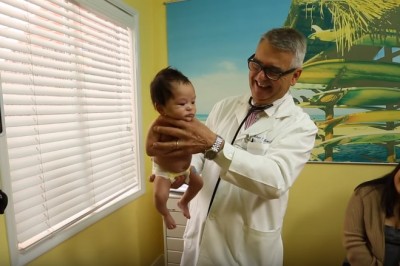 Rodzice myśleli, że dusi ich dziecko! Szokujący sposób pediatry na uspokojenie płaczącego niemowlaka!