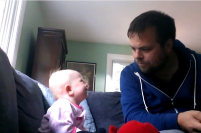 Rodzice zostawili dziecko pod opieką wujka! W pewnym momencie maluch wybucha głośnym śmiechem!