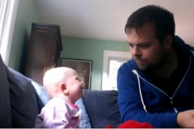 Rodzice zostawili dziecko pod opieką wujka! W pewnym momencie maluch wybucha głośnym śmiechem!