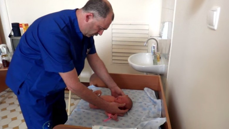 Rosyjski pediatra kontra niemowlak - pierwsza reakcja szok ale gość wie co robi!