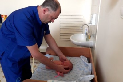 Rosyjski pediatra kontra niemowlak - pierwsza reakcja szok ale gość wie co robi!