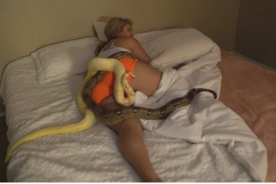 Rzuciłabym go od razu! Chłopak dla żartu wrzuca dwa wielkie węże do łóżka śpiącej dziewczyny!