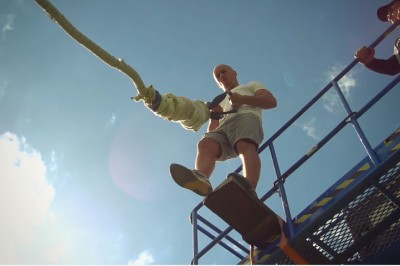 Skok na bungee bez uprzęży! Tak się to robi gdy ma się jaja ze stali!