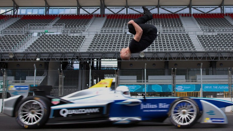 Skok wiary nagrany w 360 stopniach! Kozak wykonuje salto tyłem nad pędzącym bolidem Formuły E!