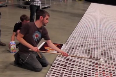 Specjalnie ustawił 66 000 kubków z wodą! Gdy kamera się oddaliła zaniemówiłam na ten widok! 