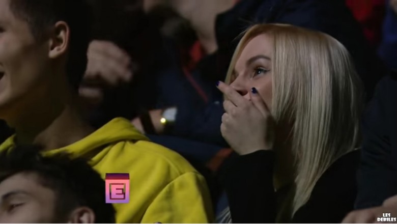 Spodobała mu się blondynka siedząca na trybunach! Zrobił wszystko co mógł by ją poznać!
