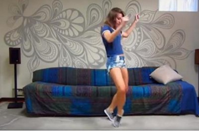 Staje na środku pokoju i włącza ulubioną muzykę! Zobacz jak muzyka opanowała jej ciało! 